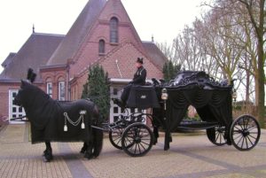 Rouwkoets met paarden - charon uitvaart