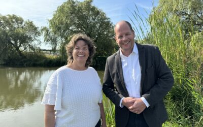 Wendy van der Meer draagt het stokje over aan Robbert Groen